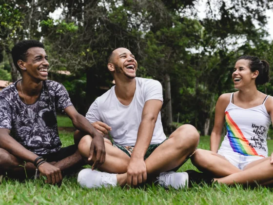 3 Freunde auf dem Rasen die lachen - Entweder oder Fragen für Freunde mylocalwedding