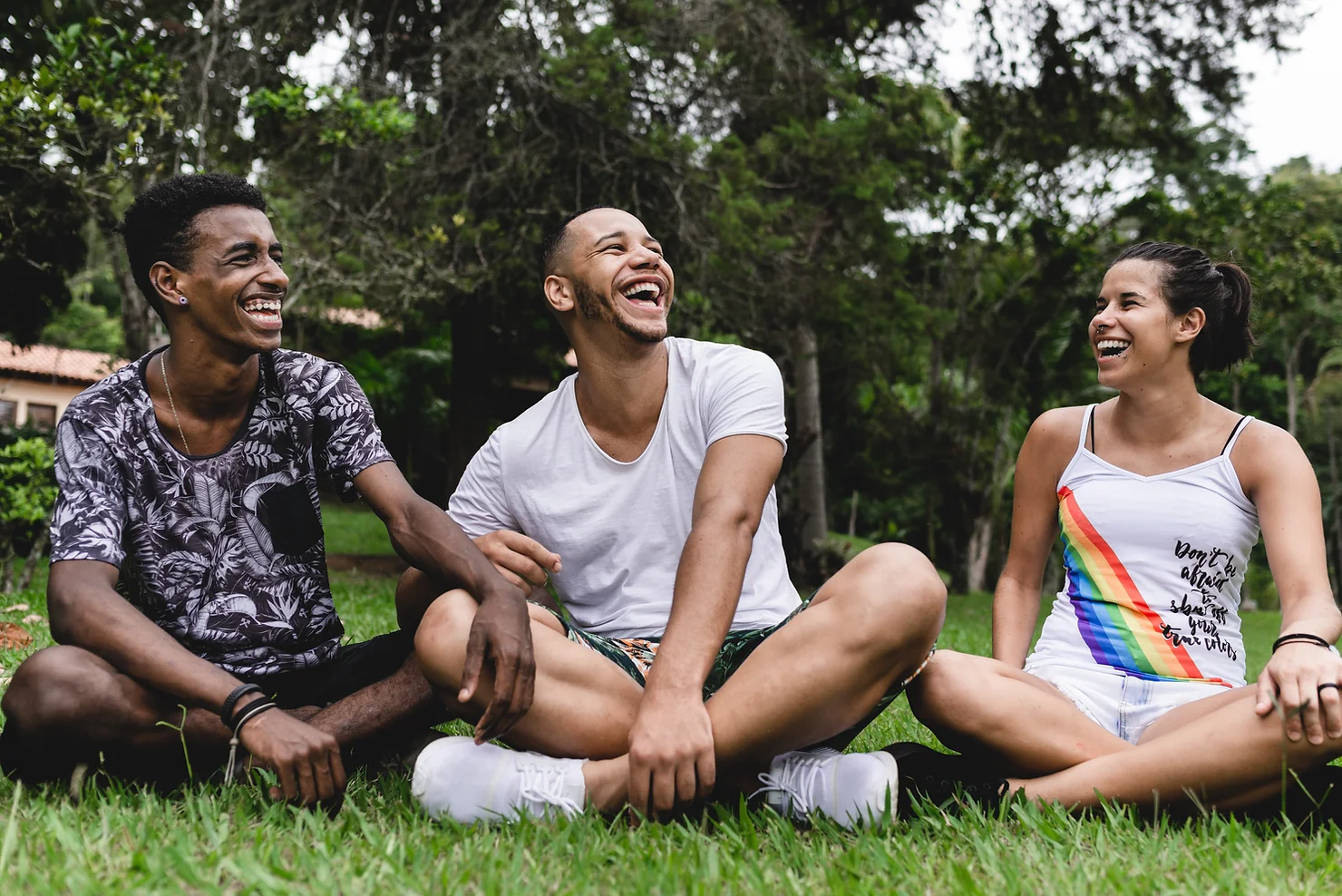 3 Freunde auf dem Rasen die lachen - Entweder oder Fragen für Freunde mylocalwedding