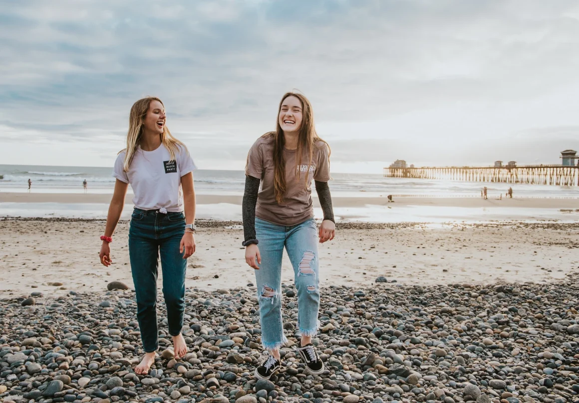 Deep Talk Gesprächsthemen für Freunde - 2 Freunde am Strand