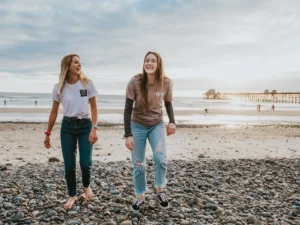 Deep Talk Gesprächsthemen für Freunde - 2 Freunde am Strand