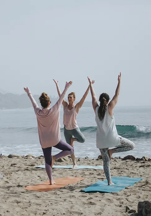 13 jahre verheiratet wellness wochenende, personen die vor dem Strand Yoga machen