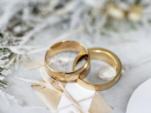 alle Hochzeitstage im überblick - Hochzeitspaar das sich küsst mylocalwedding