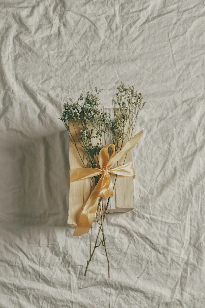 white and green flower bouquet on white textile - Geschenkideen