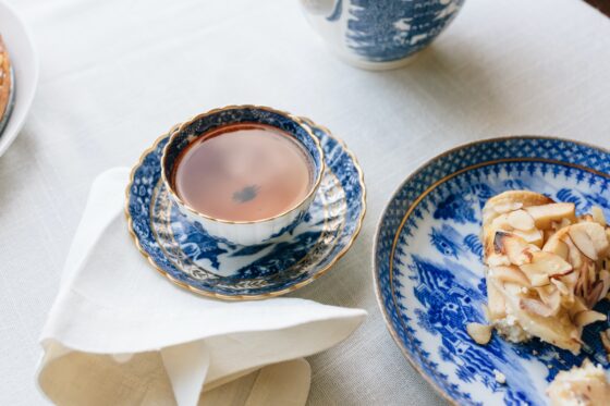 cup filled with brown liquid near plate - Porzelanhochzeit Geschenk