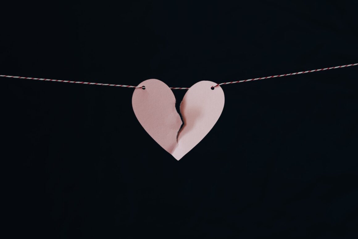 broken heart hanging on wire - toxische beziehung, trennung und co mylocalwedding