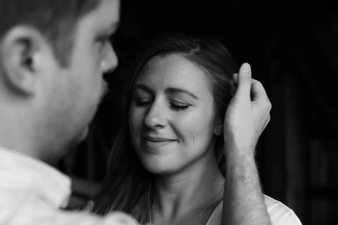 grayscale photo of woman smiling - fragen an die freundin