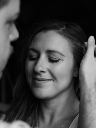 grayscale photo of woman smiling - fragen an die freundin
