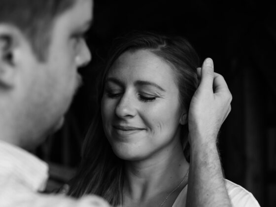 grayscale photo of woman smiling - fragen an die freundin