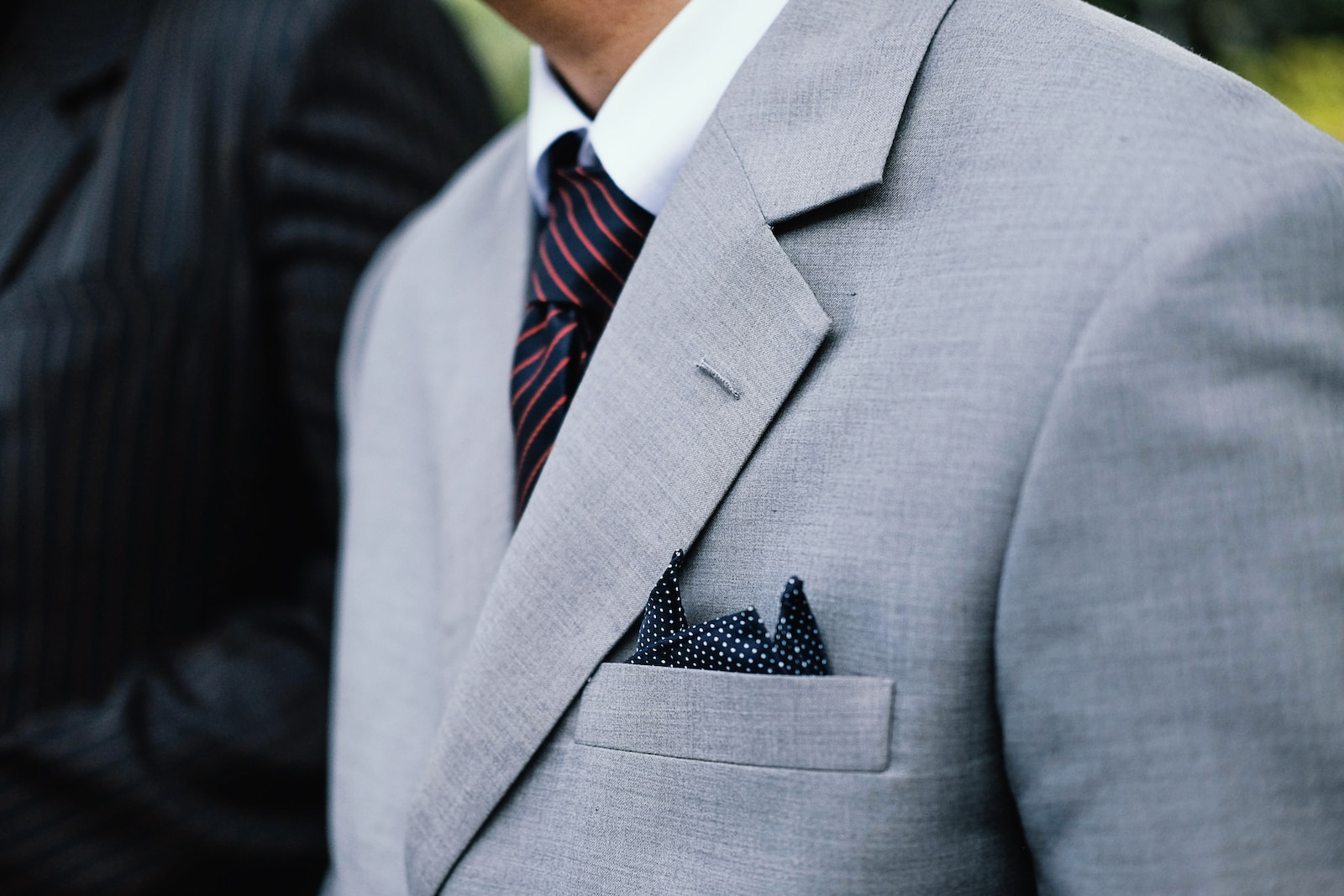 Einstecktuch falten - man wearing gray notched lapel suit jacket standing