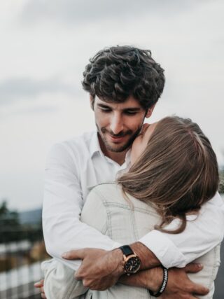 man and woman hugging each other - dating und partnerschaft mylocalwedding - 36 Fragen zum Verlieben