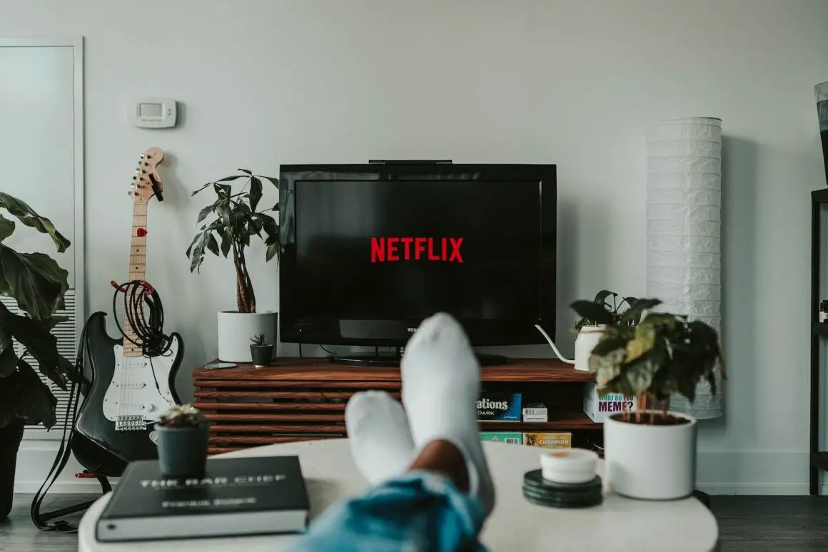 black flat screen tv indoor aktivitäten turned on displaying 11
