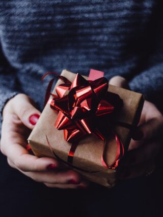 person holding present box - Polterabend Geschenk