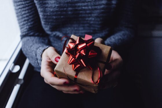 person holding present box - Polterabend Geschenk