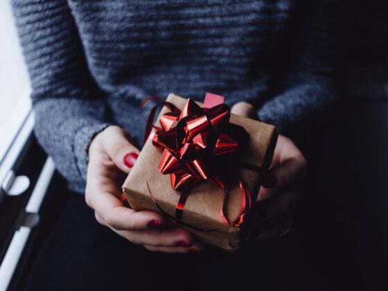 person holding present box - Polterabend Geschenk